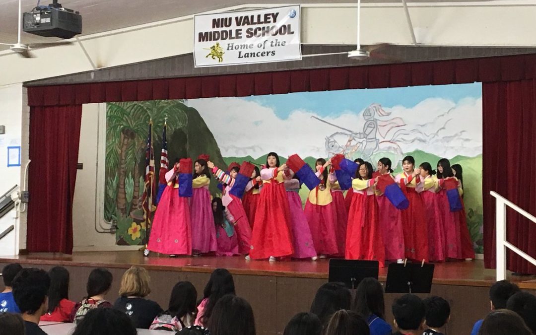 Girls in red, pink and yellow korean hanbok dancing on stage